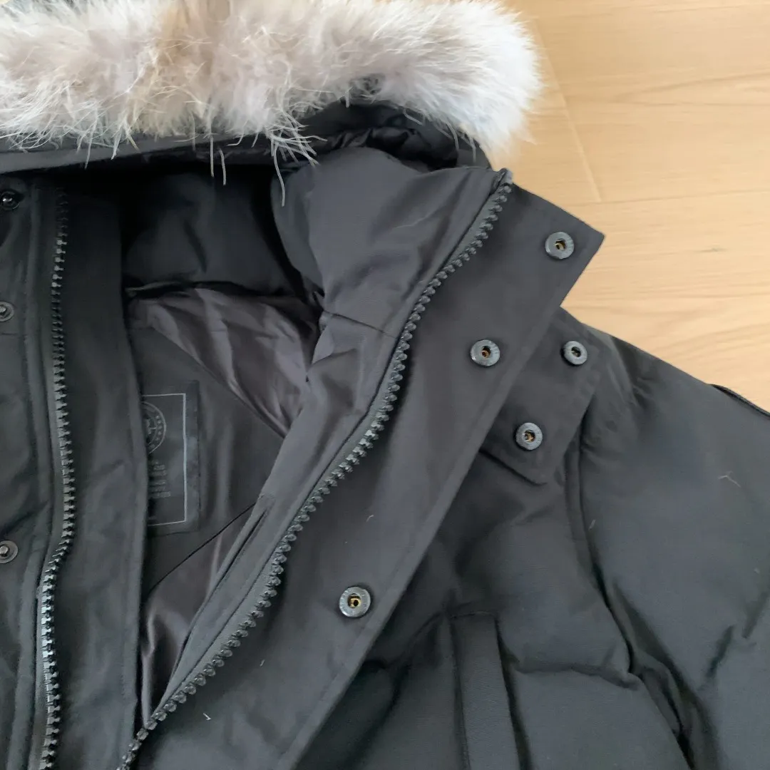 Style number: Y 82 Canada goose/Canada Goose Wyndham M 29 parka down jackets, Authentic original version, you need to compare with Authentic at any time, accessories are all customized from the original factory 💯The fabric is compared to the softness and hardness of Authentic, and can be restored by kneading at will (fabric misunderstanding: fabrics that are not high hardness are waterproof. Only those who buy this year's latest Authentic version will notice the softness and comfort of the fabric) 💯Authentic white duck down synchronized with down, fluffy and not clumping, electronically controlled down filling machine filled with down 💯Customized Authentic YKK military-grade copper core zipper puller, high hardness and no jamming 💯The fur collar is purchased from Western Canada coyote skin and is customized 💯Big goose label, collar label, washed label, tag, zipper cord, pocket label, back label, collar velvet, hook and loop, all details of cuffs are updated simultaneously with Authentic. The best version, the most complete color matching, the fighter in the world 29 battles all kinds of world goods Size: XS-XXL Color: Black red label Black black label Gray red label Gray black label Rice White Navy Blue color